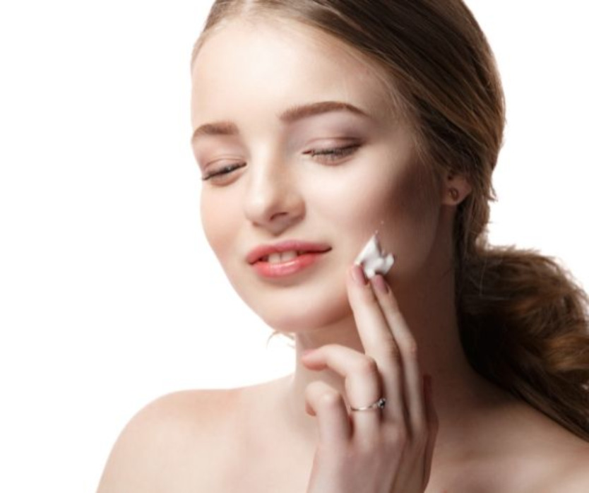 Crema topica applicata su cisti sebacea infiammata sulla pelle del viso