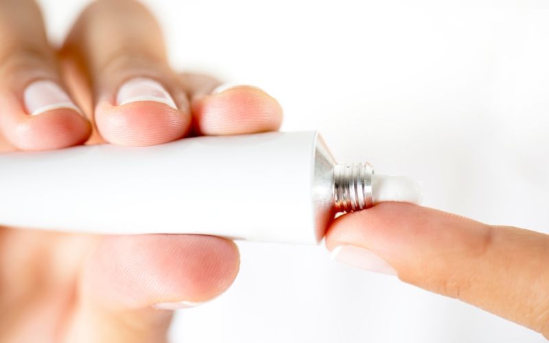 Pomata naturale con Tea Tree Oil per trattamento di cisti sebacee su pelle sensibile