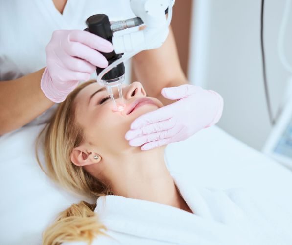 Laser Pixel CO2: trattamento estetico avanzato per rughe, macchie, cicatrici e invecchiamento cutaneo, con risultati visibili e sicuri.