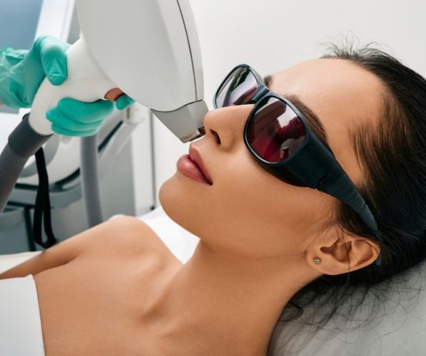 Approfondimento medico sulla lunghezza d’onda del laser Nd:YAG, sul suo significato clinico e sull’interazione con i tessuti cutanei.